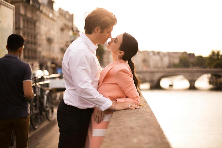 3 Concrete Signs You’re Experiencing A Mind Game Called “Love Bombing”