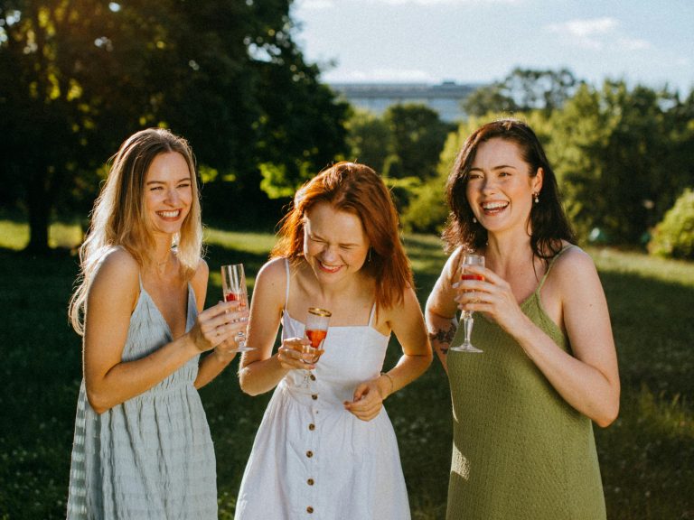 How To Boost Your Social Scene This Gemini Season (According To An Astrologist + Tarot Reader)