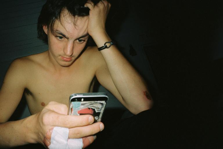 6 Signs He’ll Give You The Bare Minimum (Based On His Texts)