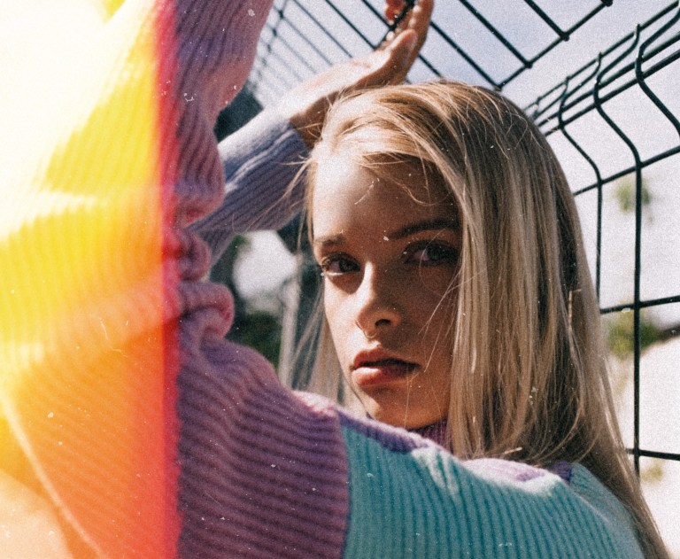 4 Zodiacs That Malfunction From Mixed Signals