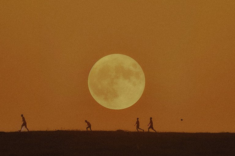 What You Should Release During This Week’s Full Moon (6/21), Based On Your Zodiac + Tarot