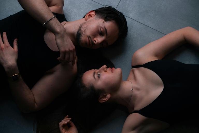3 Zodiac Duos Who Share A Mind-Blowing Telepathic Connection
