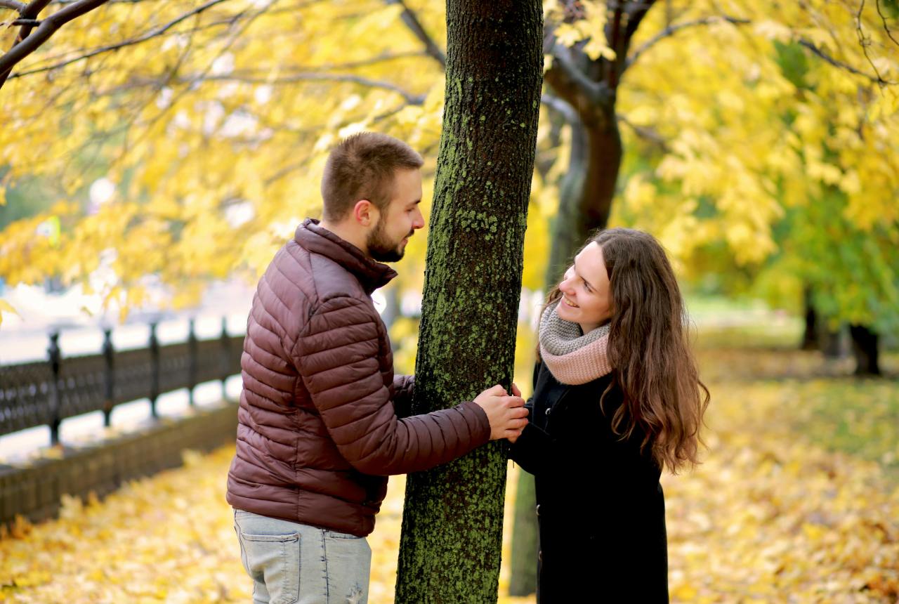 4 Signature Signs That Love Waits Around The Corner (According To Tarot)